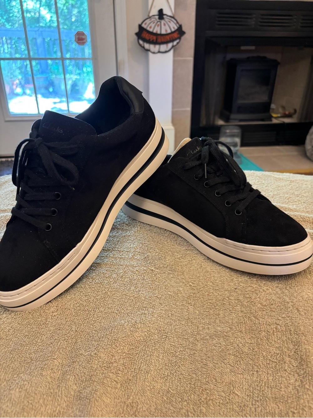 Clarks Women’s Black Low-Top Casual Sneakers - Sz 10W